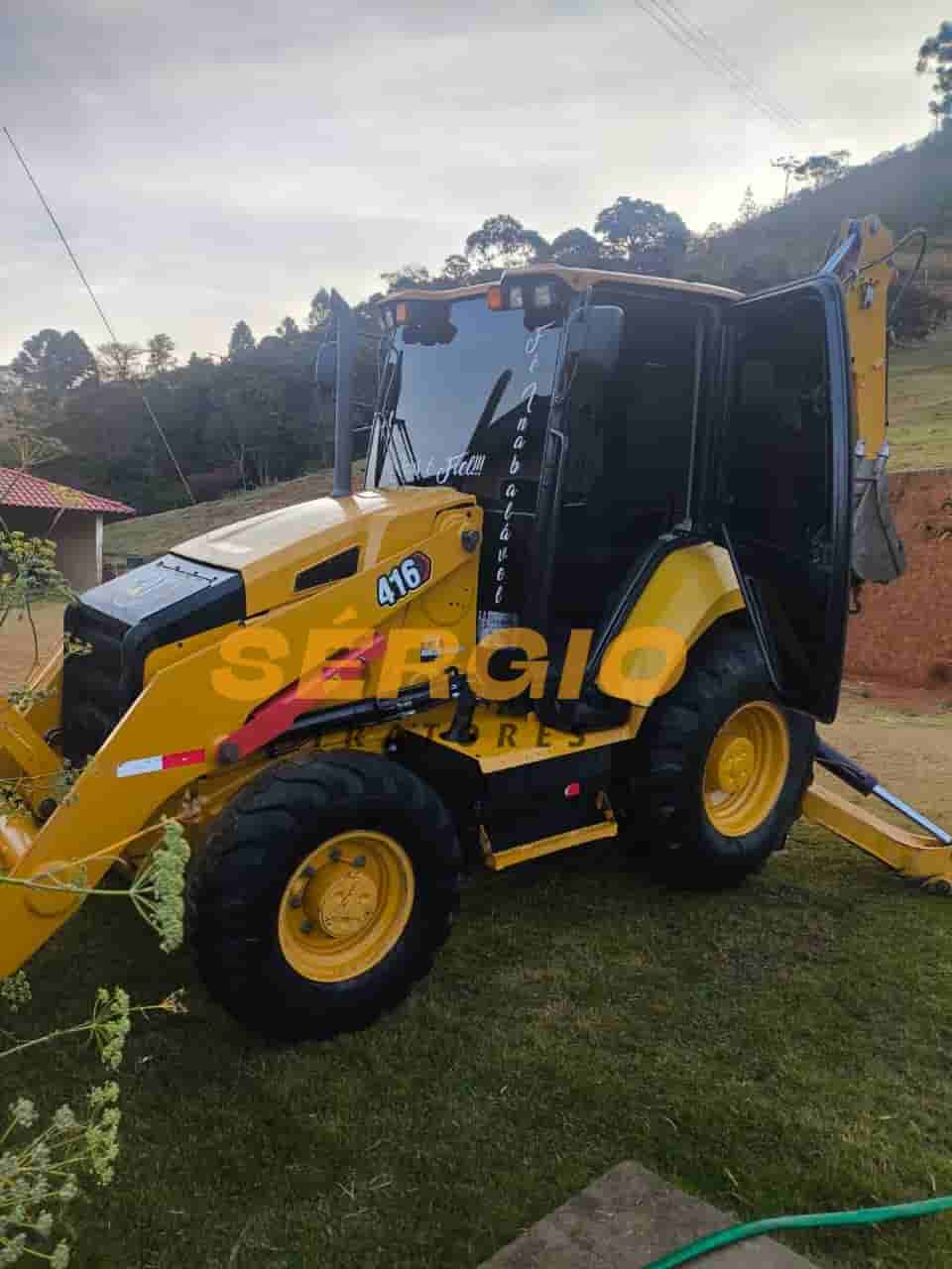 Retroescavadeira Caterpillar 416 2023 - imagem de fundo