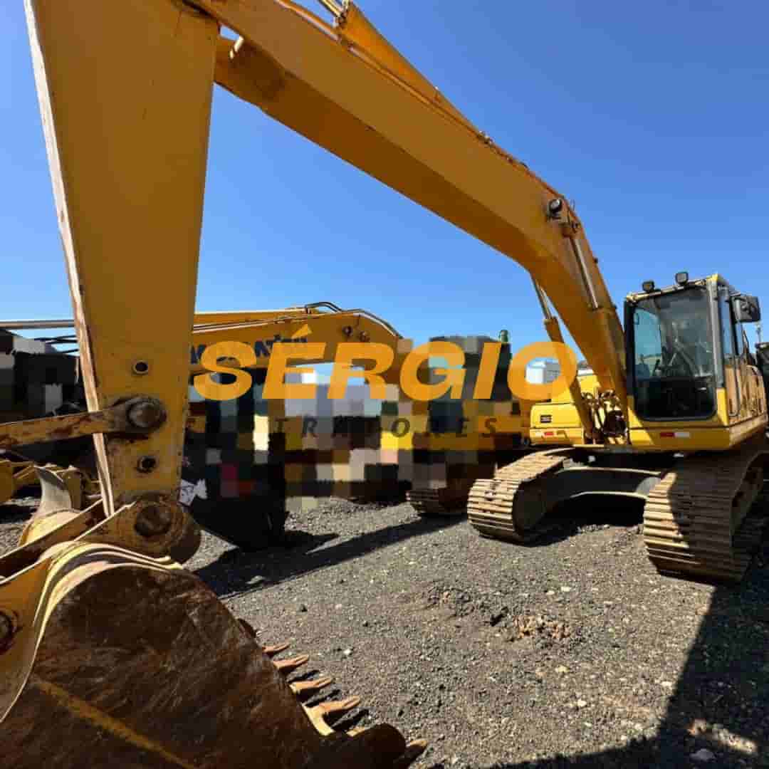 Escavadeira Komatsu PC200 2018 - imagem de fundo