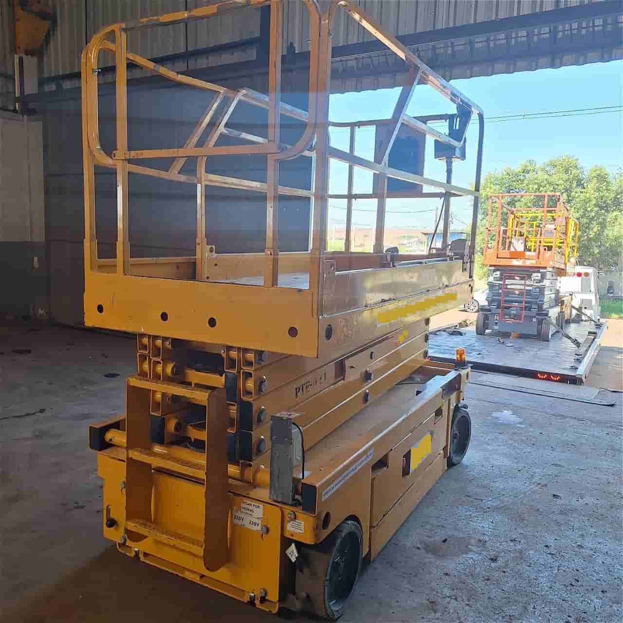 Plataforma elevatória Haulotte Compact 12 2019 - imagem de fundo