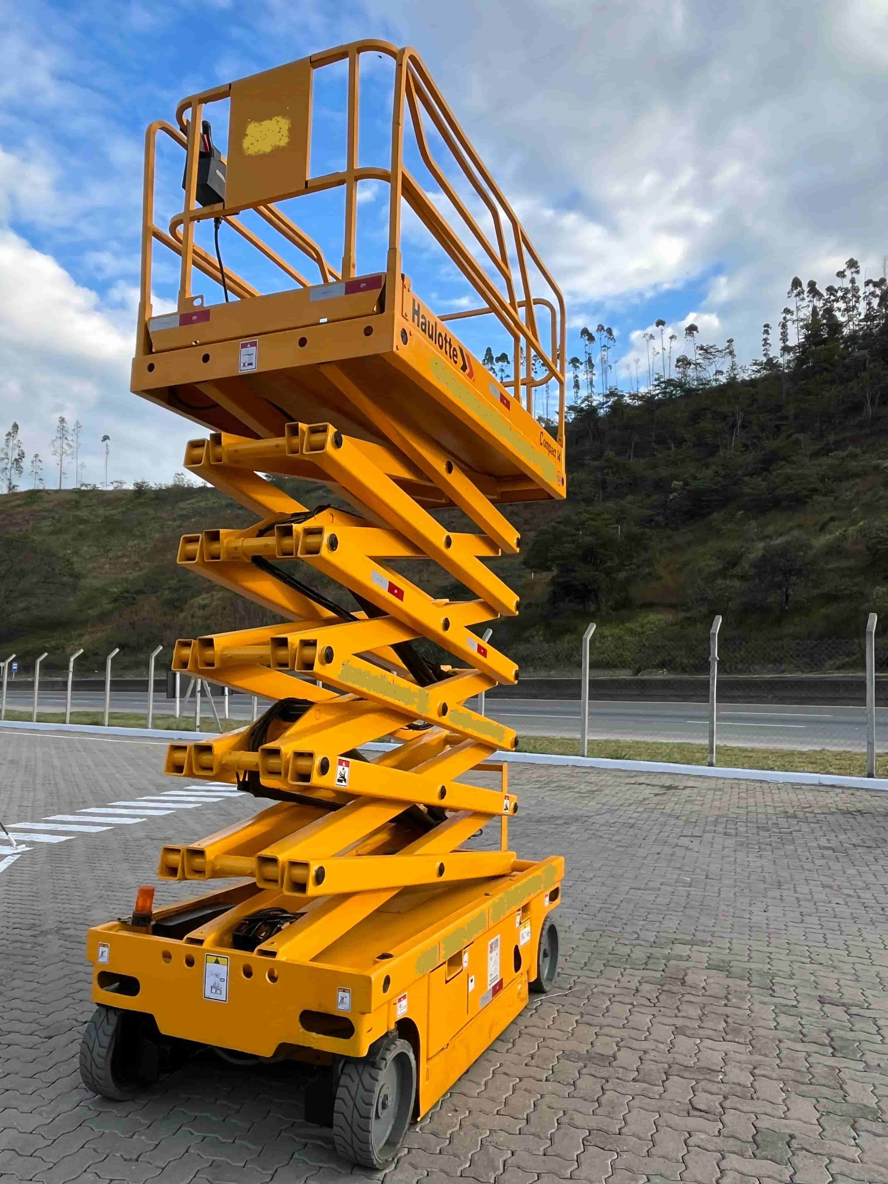 Plataforma elevatória Haulotte Compact 14 2013 - imagem de fundo