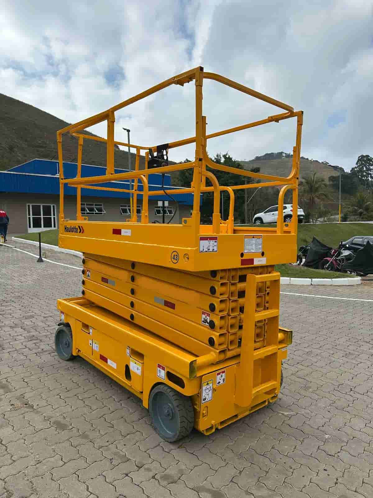 Plataforma elevatória Haulotte Compact 14 2010 - imagem de fundo