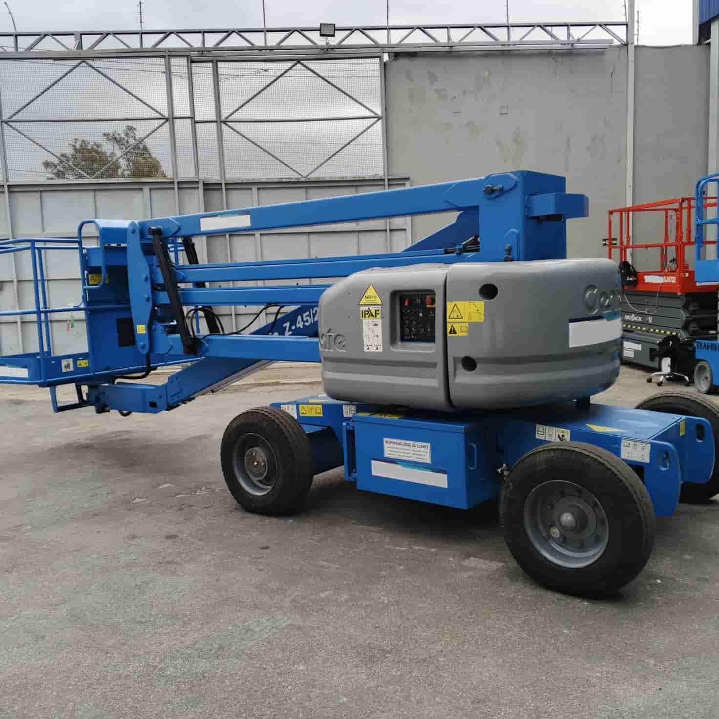Plataforma elevatória Genie Z4525DC 2005 - imagem de fundo