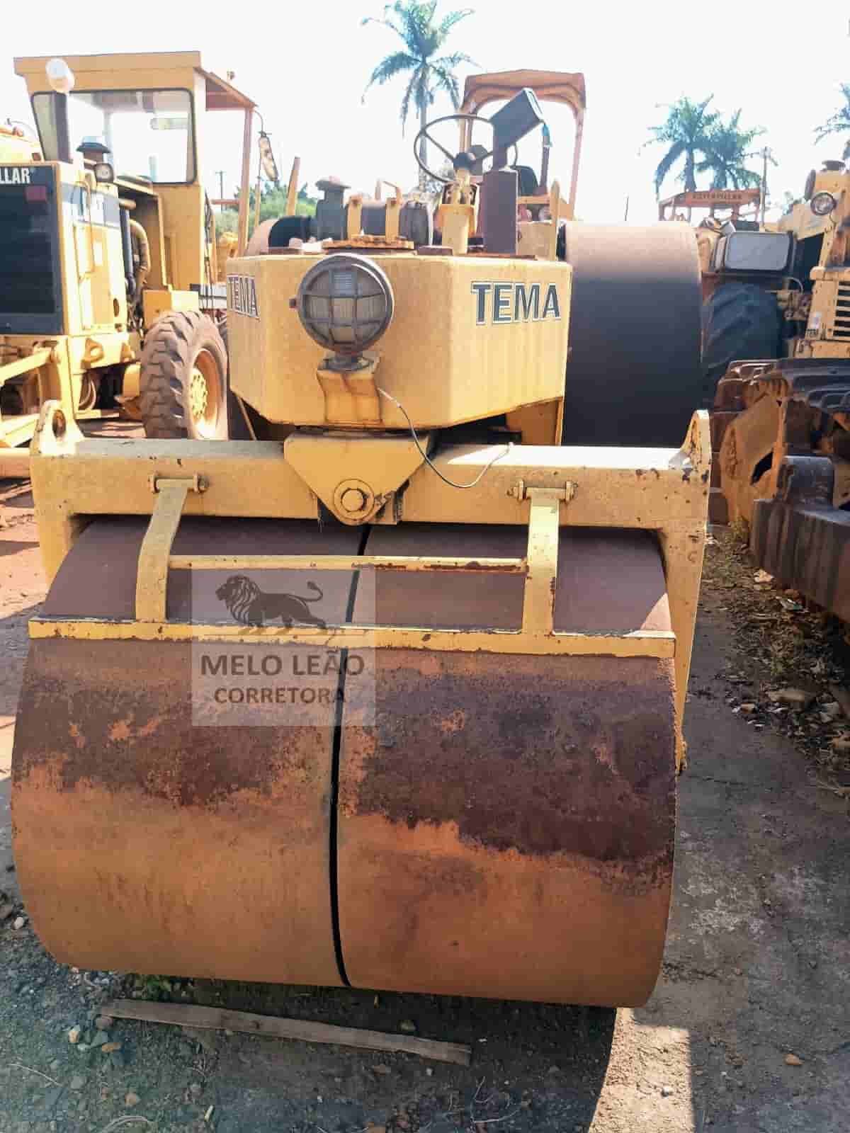 Rolo compactador Tema Terra TH1014 1977 - imagem de fundo