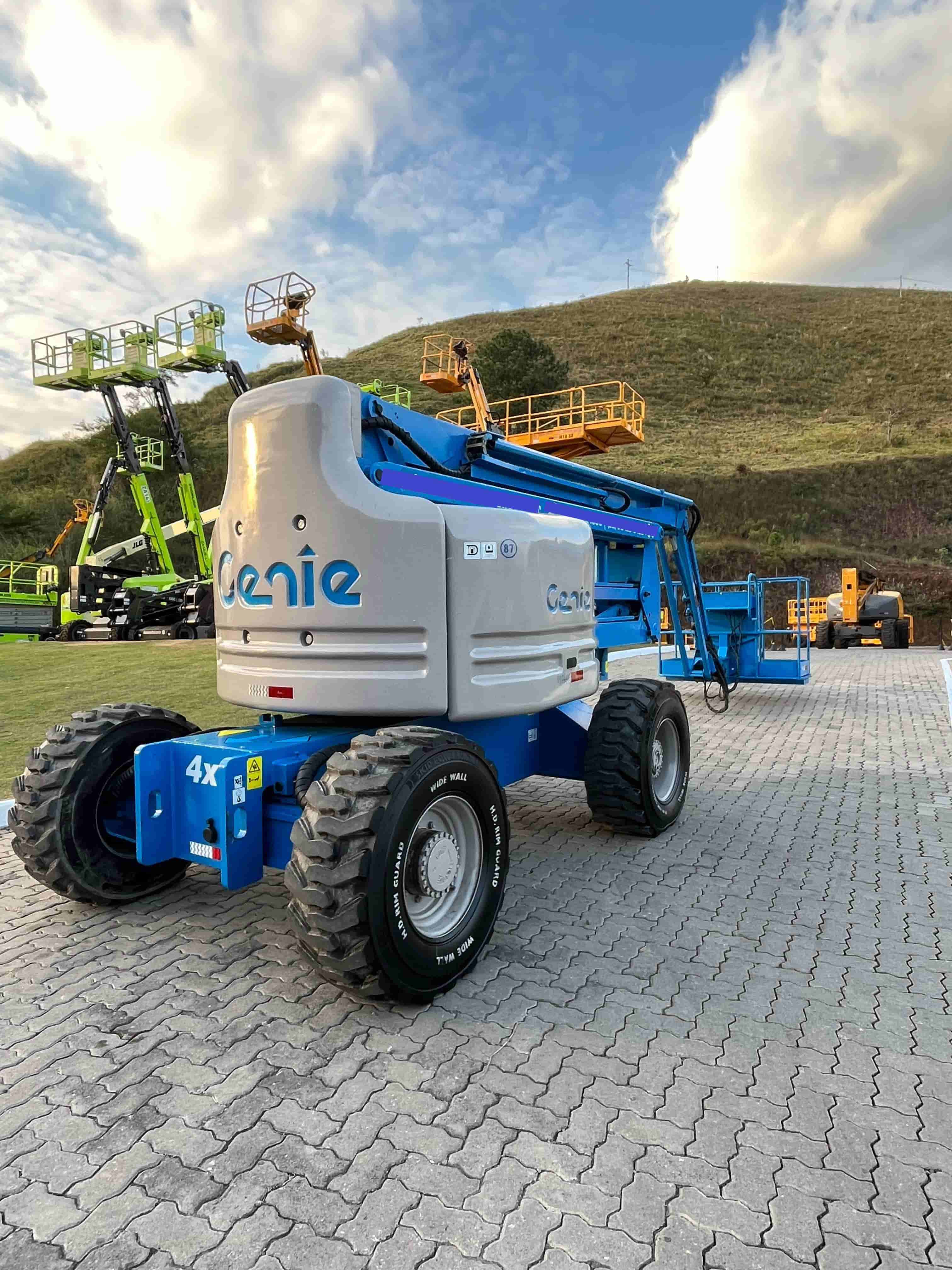 Plataforma elevatória Genie Z-60/34 4x4 2007 - imagem de fundo