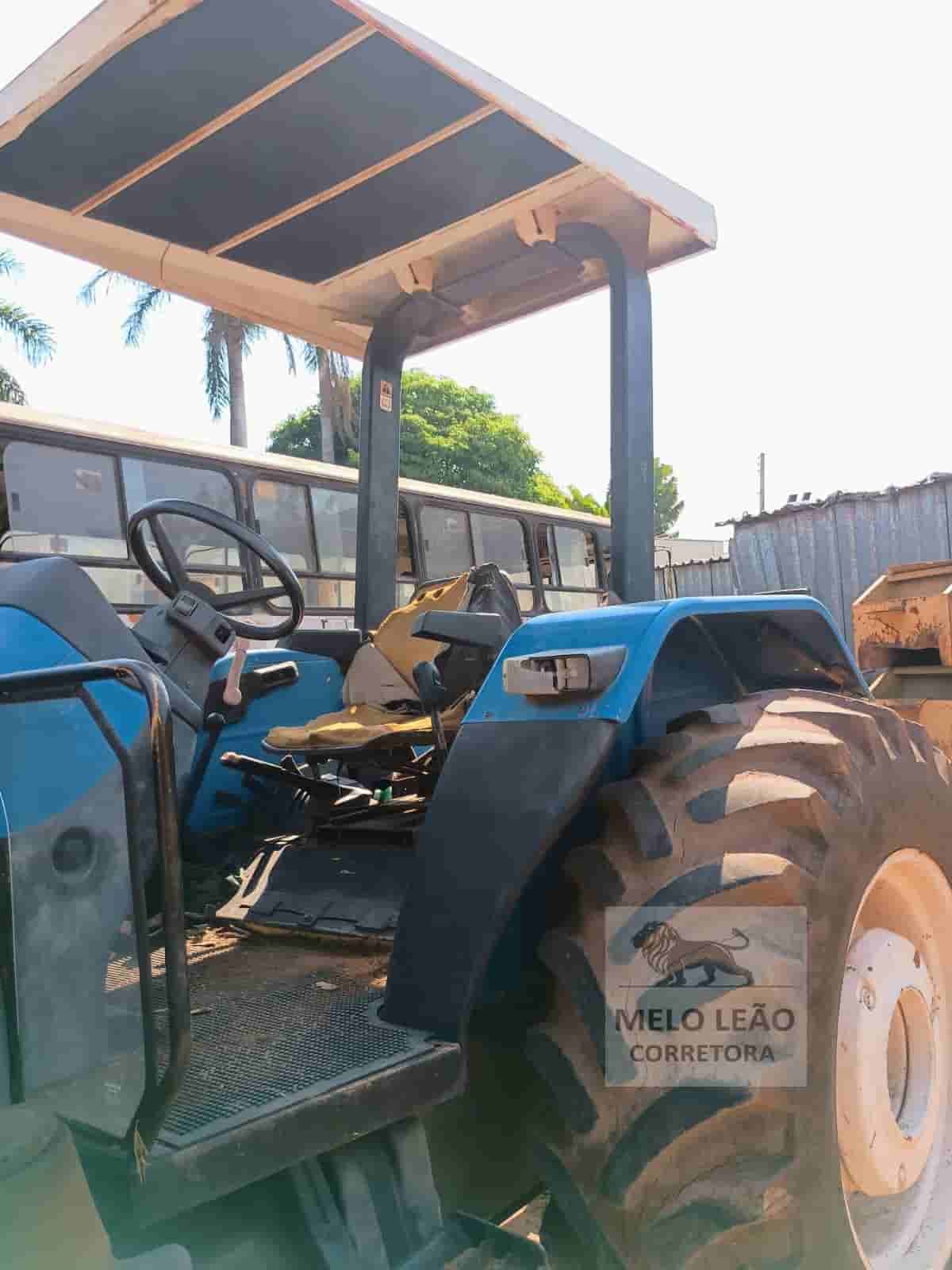 Trator agrícola New Holland TL803 2000 - imagem de fundo