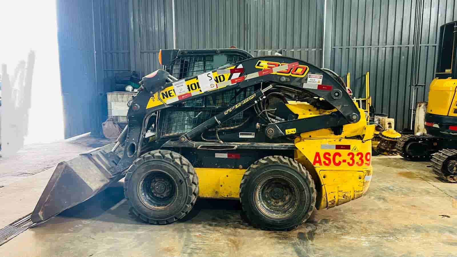 Mini Carregadeira New Holland L330 2021 - imagem de fundo