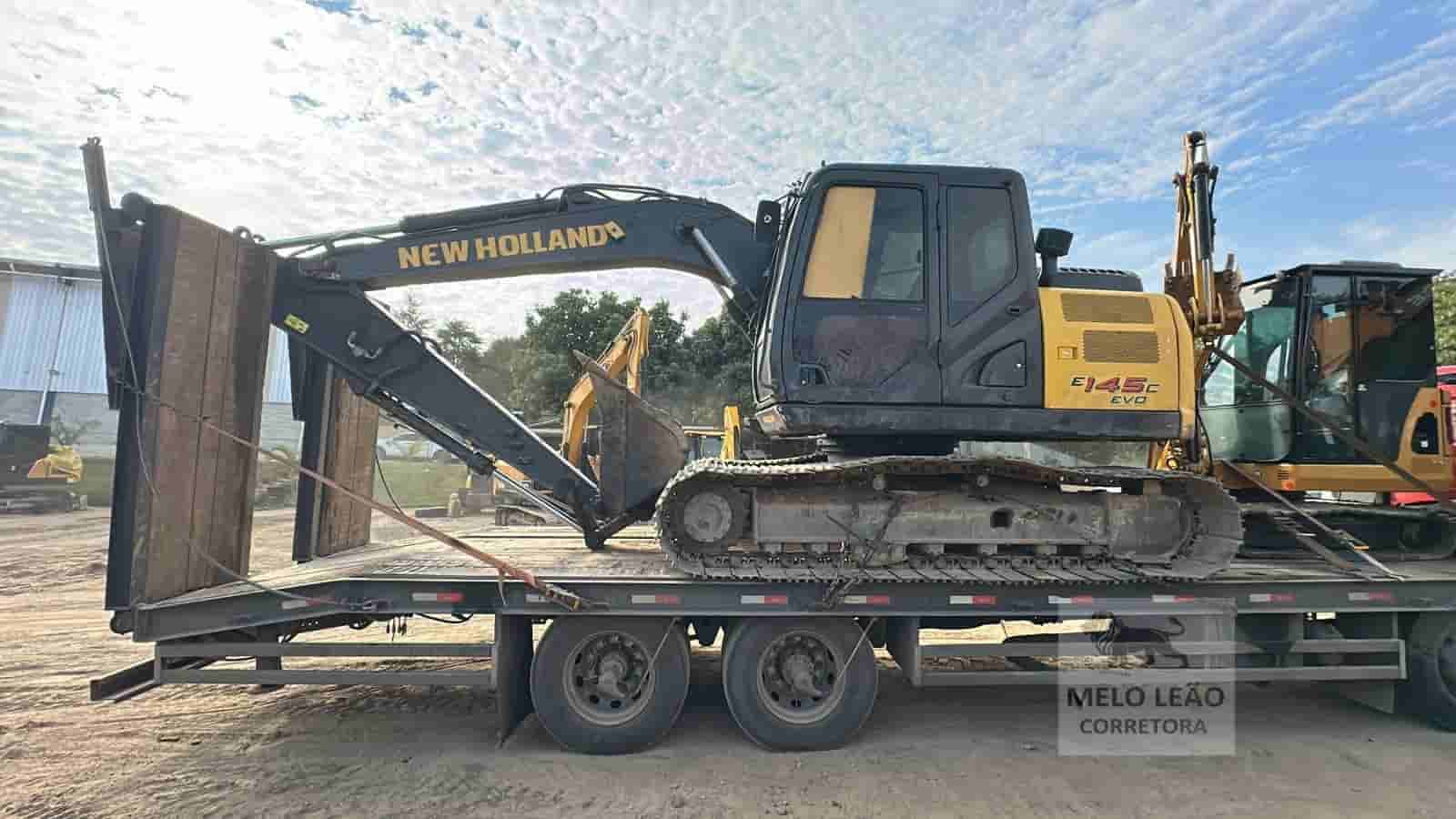 Escavadeira New Holland E145C-EVO 2018 - imagem de fundo