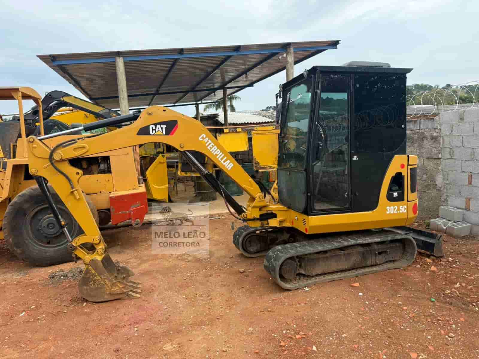 Mini Escavadeira Caterpillar 302.5C 2011 - imagem de fundo