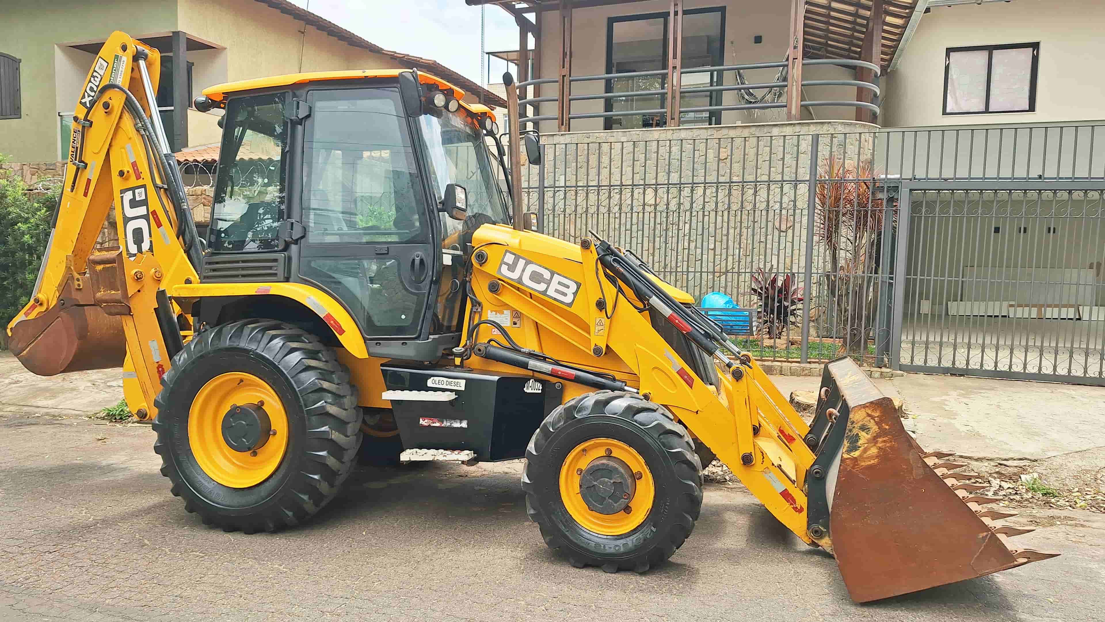 Retroescavadeira JCB 3CX 4X4 2020 - imagem de fundo