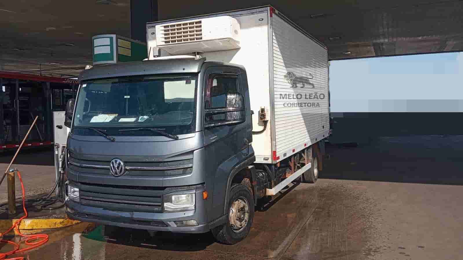 Caminhão Volkswagen 11-180 Delivery 2022 - imagem de fundo
