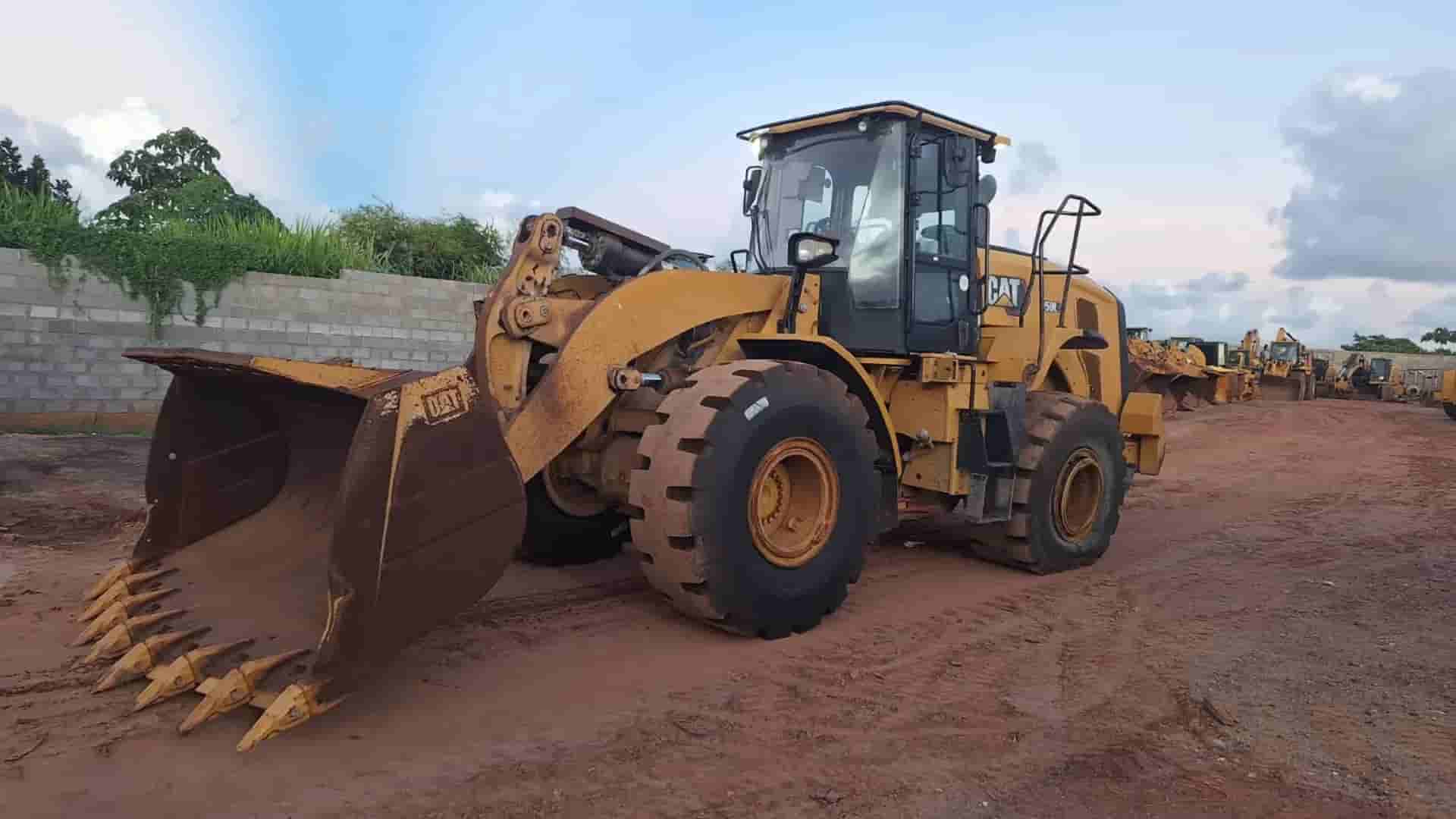 Pá Carregadeira Caterpillar 950L 2020 - imagem de fundo