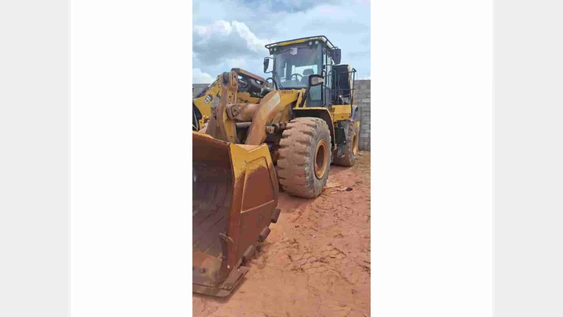 Pá Carregadeira Caterpillar 950L 2020 - imagem de fundo
