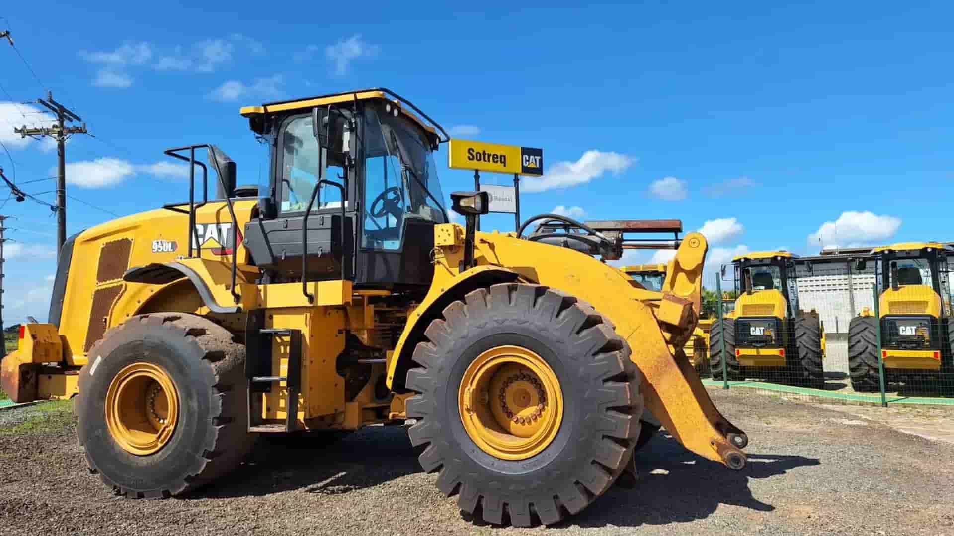 Pá Carregadeira Caterpillar 950L 2021 - imagem de fundo