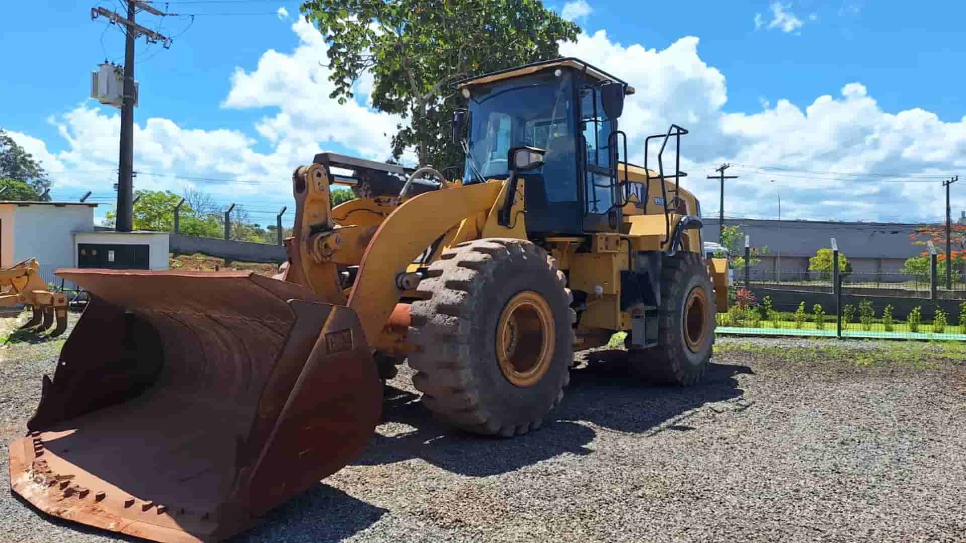 Pá Carregadeira Caterpillar 950L 2021 - imagem de fundo