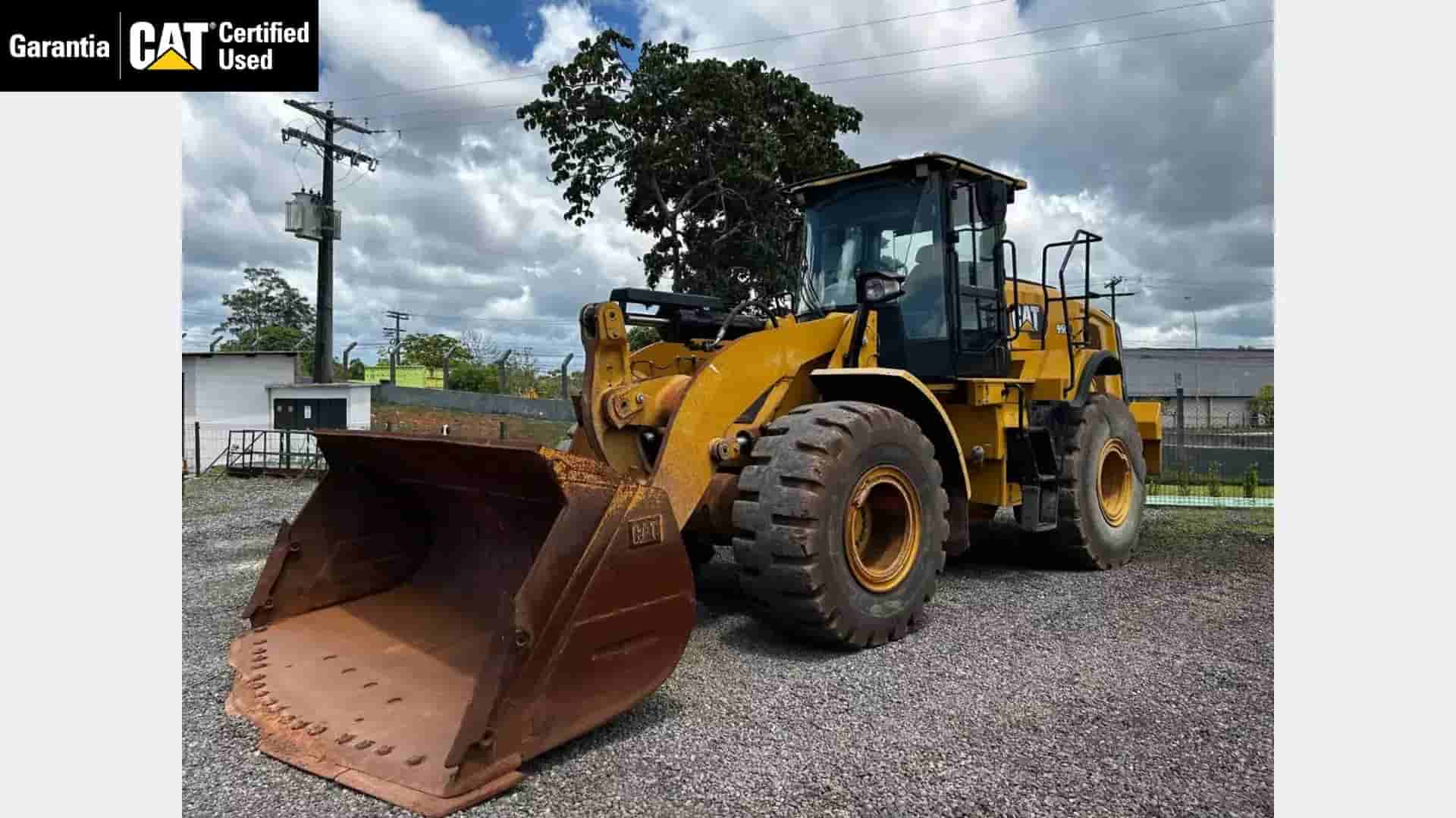 Pá Carregadeira Caterpillar 950L 2021 - imagem de fundo