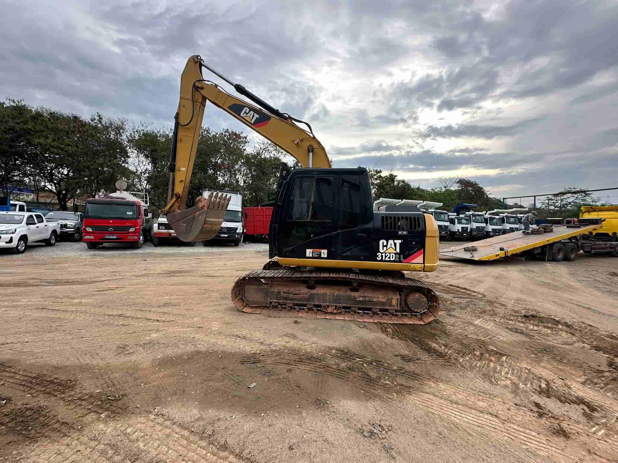 Escavadeira Caterpillar 312D2L 2016 - imagem de fundo