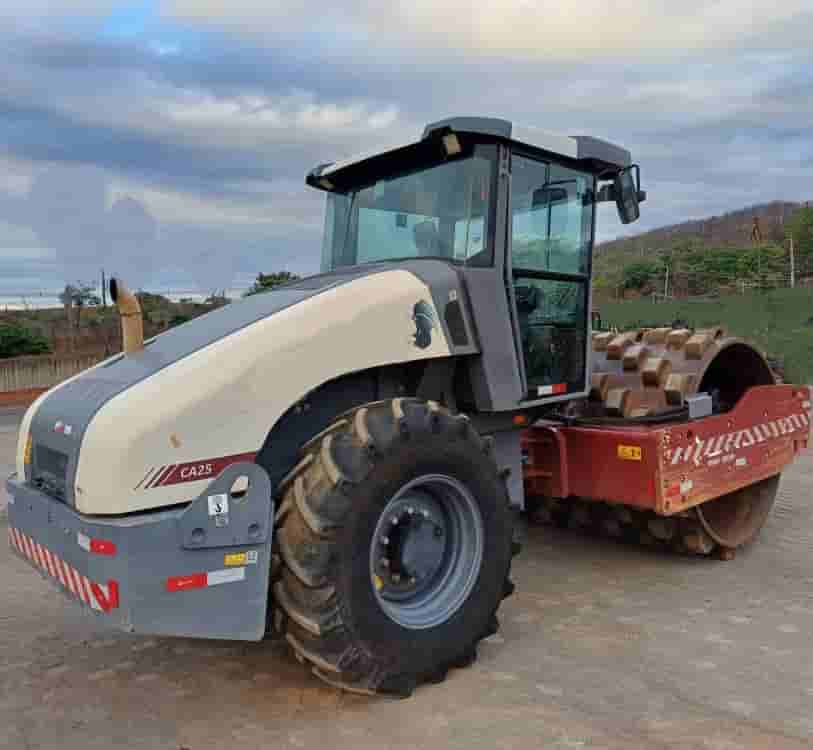 Rolo compactador Dynapac CA250 2023 - imagem de fundo