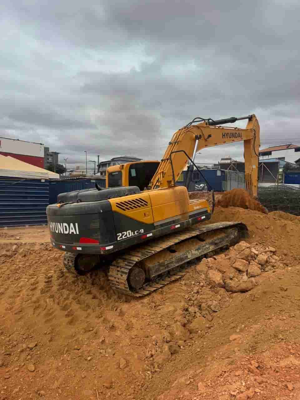 Escavadeira Hyundai R220LC-9S 2014 - imagem de fundo