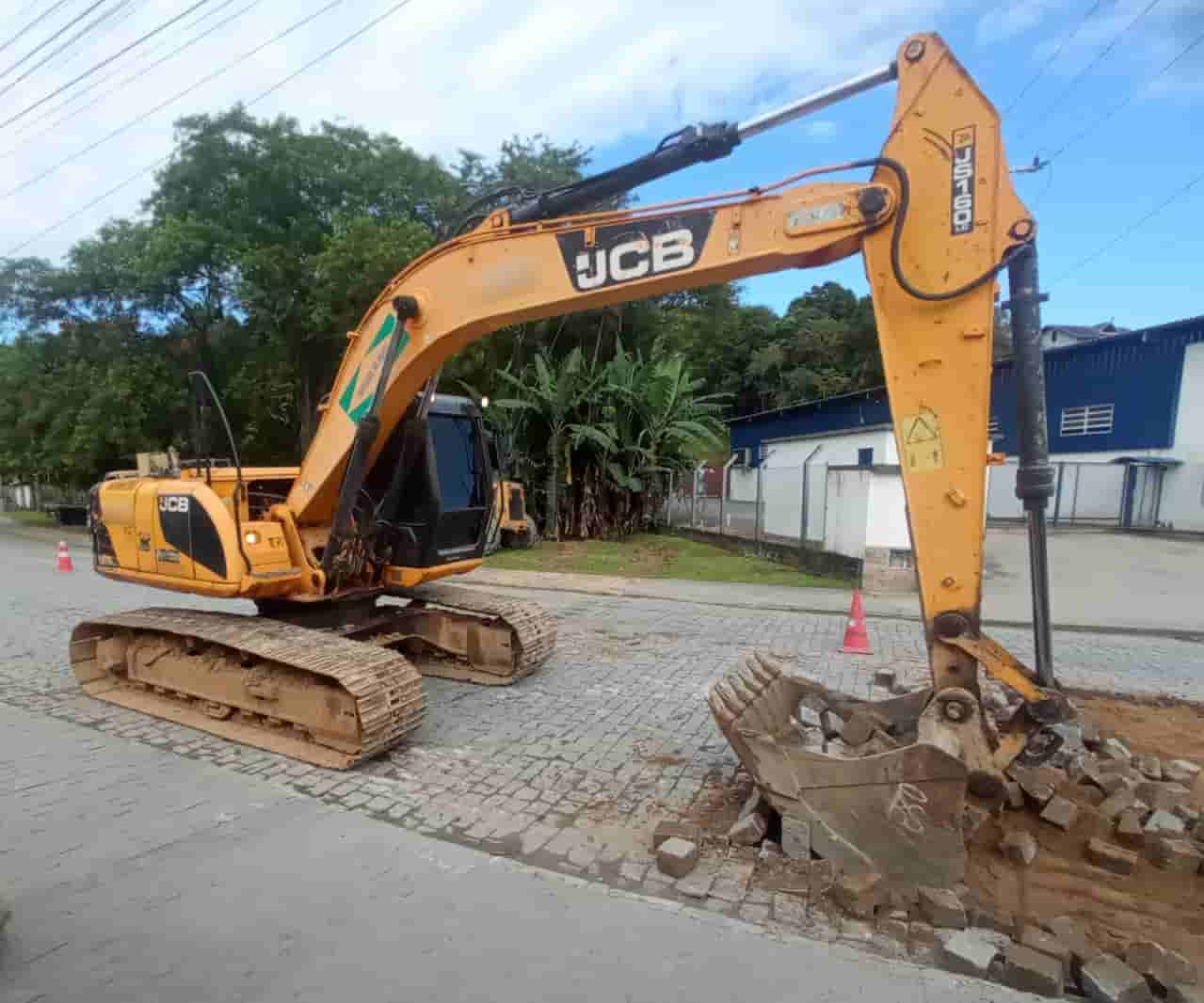 Escavadeira JCB JS160 LC 2013 - imagem de fundo