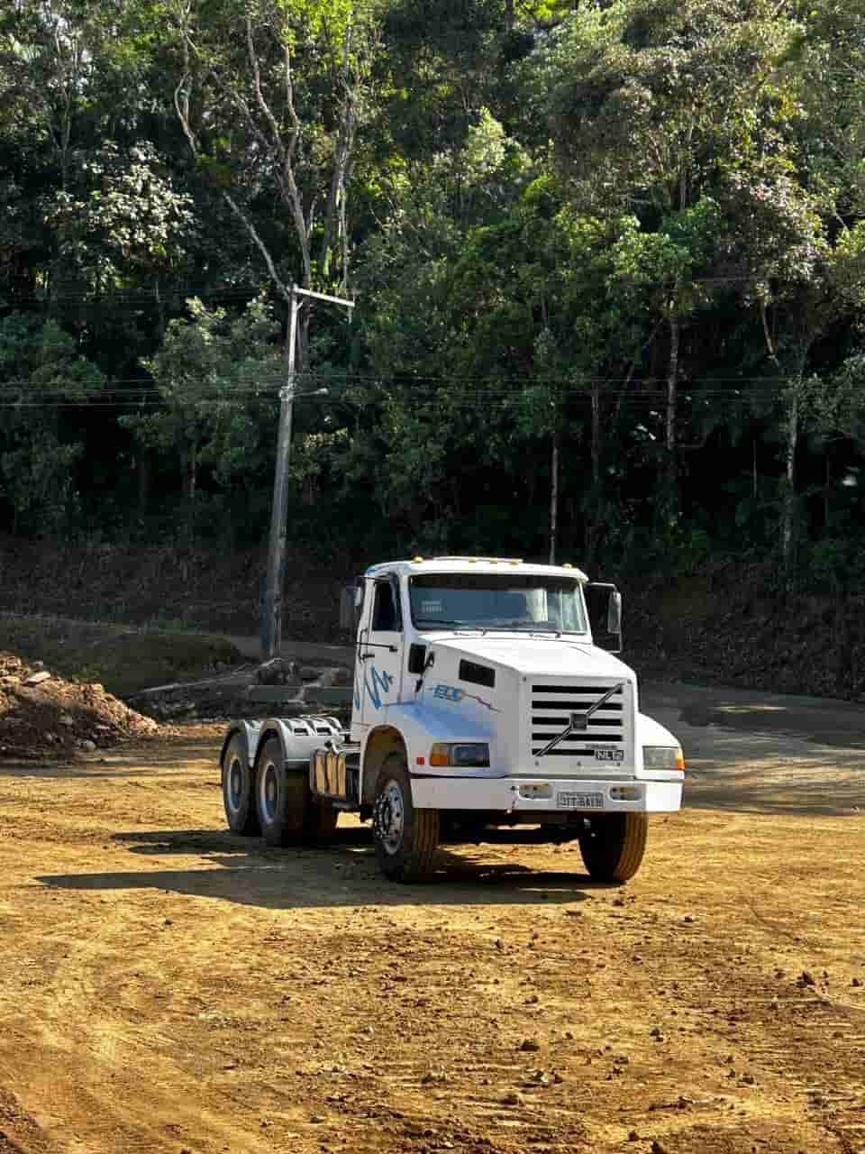 Caminhão Volvo VM330 6X4 1993 - imagem de fundo