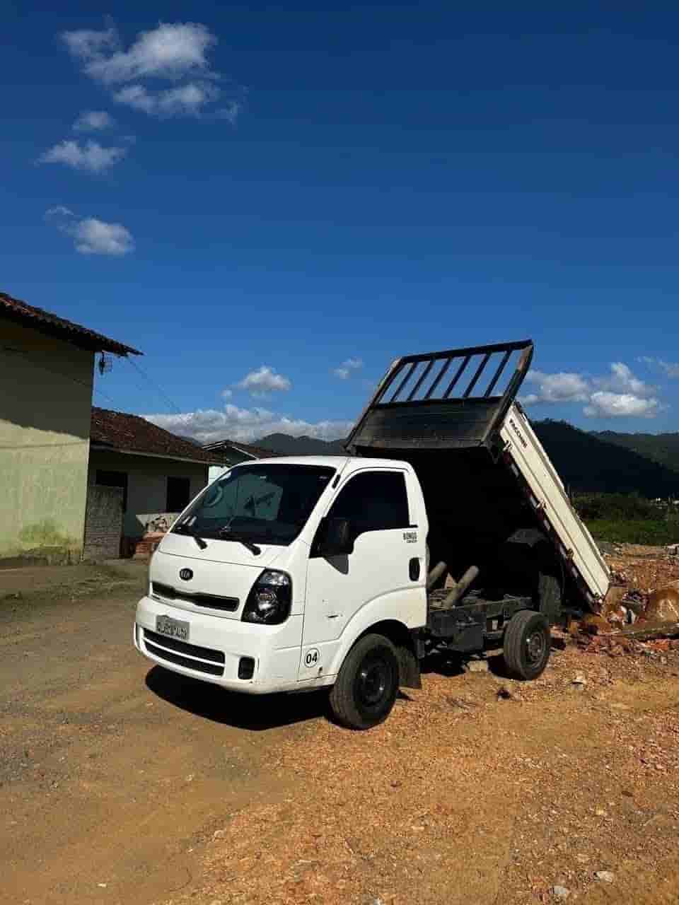 Caminhão Kia Turbo2.5 basculante 2019 - imagem de fundo