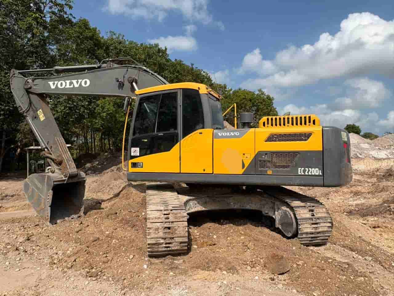 Escavadeira Volvo EC220DL 2020 - imagem de fundo