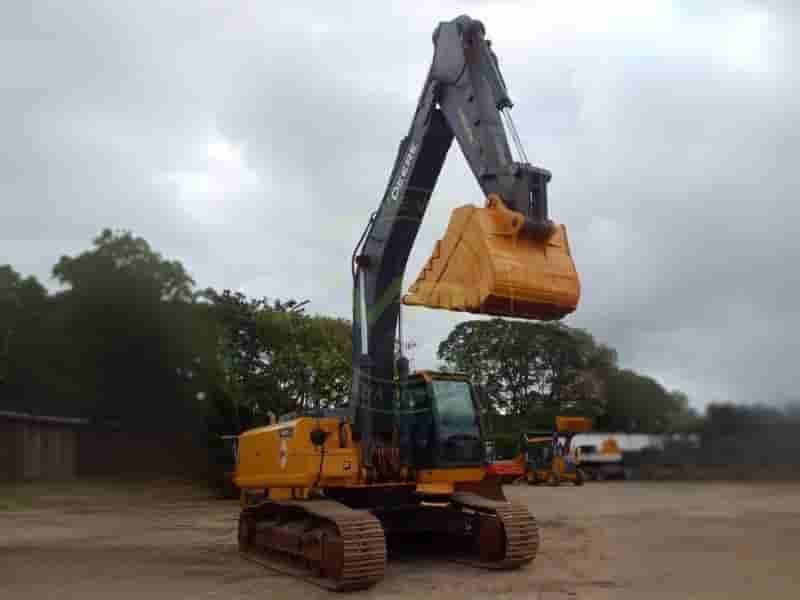 Escavadeira John Deere 350GLC 2020 - imagem de fundo