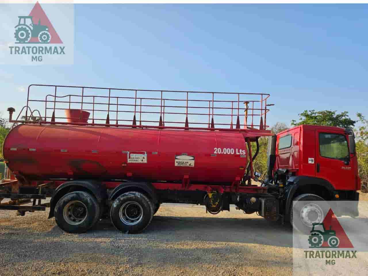 Caminhão Volkswagen VW 31330 2013 - imagem de fundo