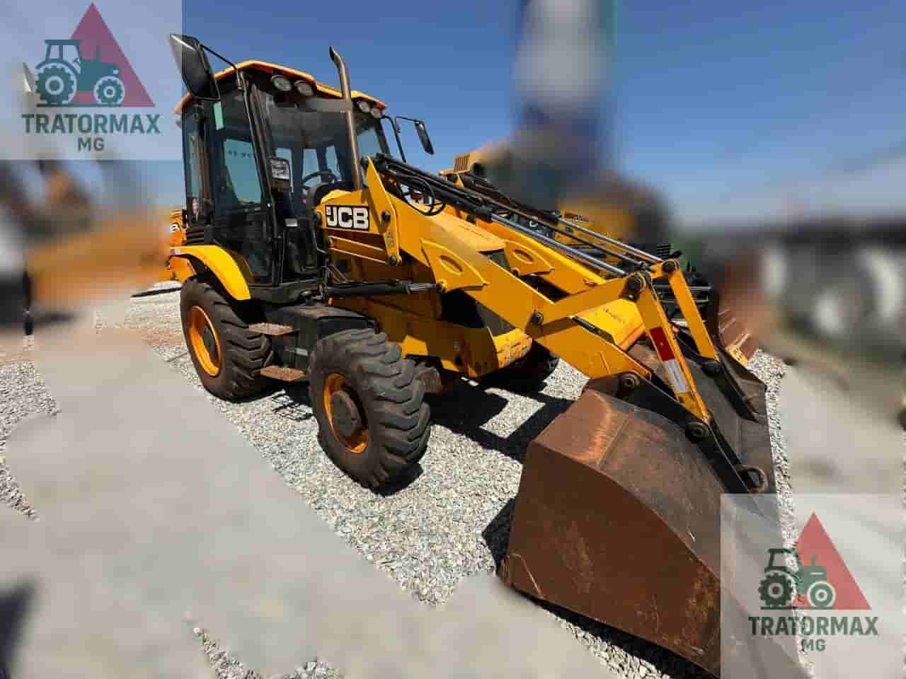 Retroescavadeira JCB 3CX 4X4 2022 - imagem de fundo