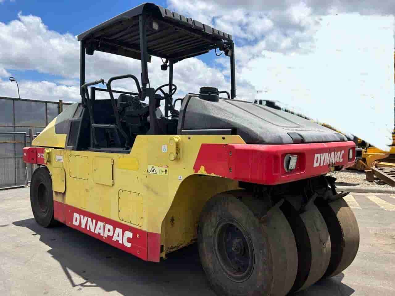 Rolo compactador Dynapac CP224 2010 - imagem de fundo