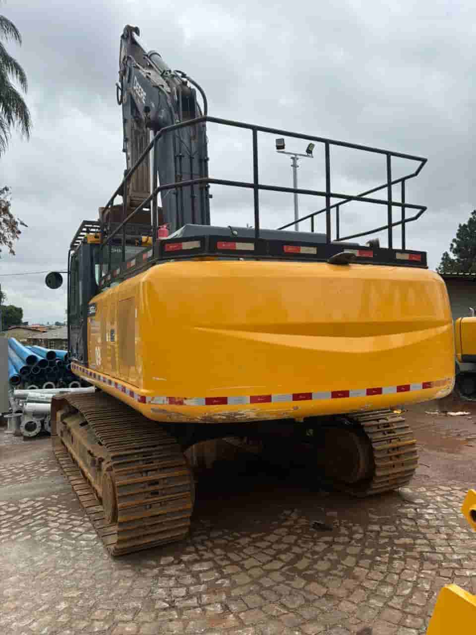 Escavadeira John Deere 350G 2022 - imagem de fundo