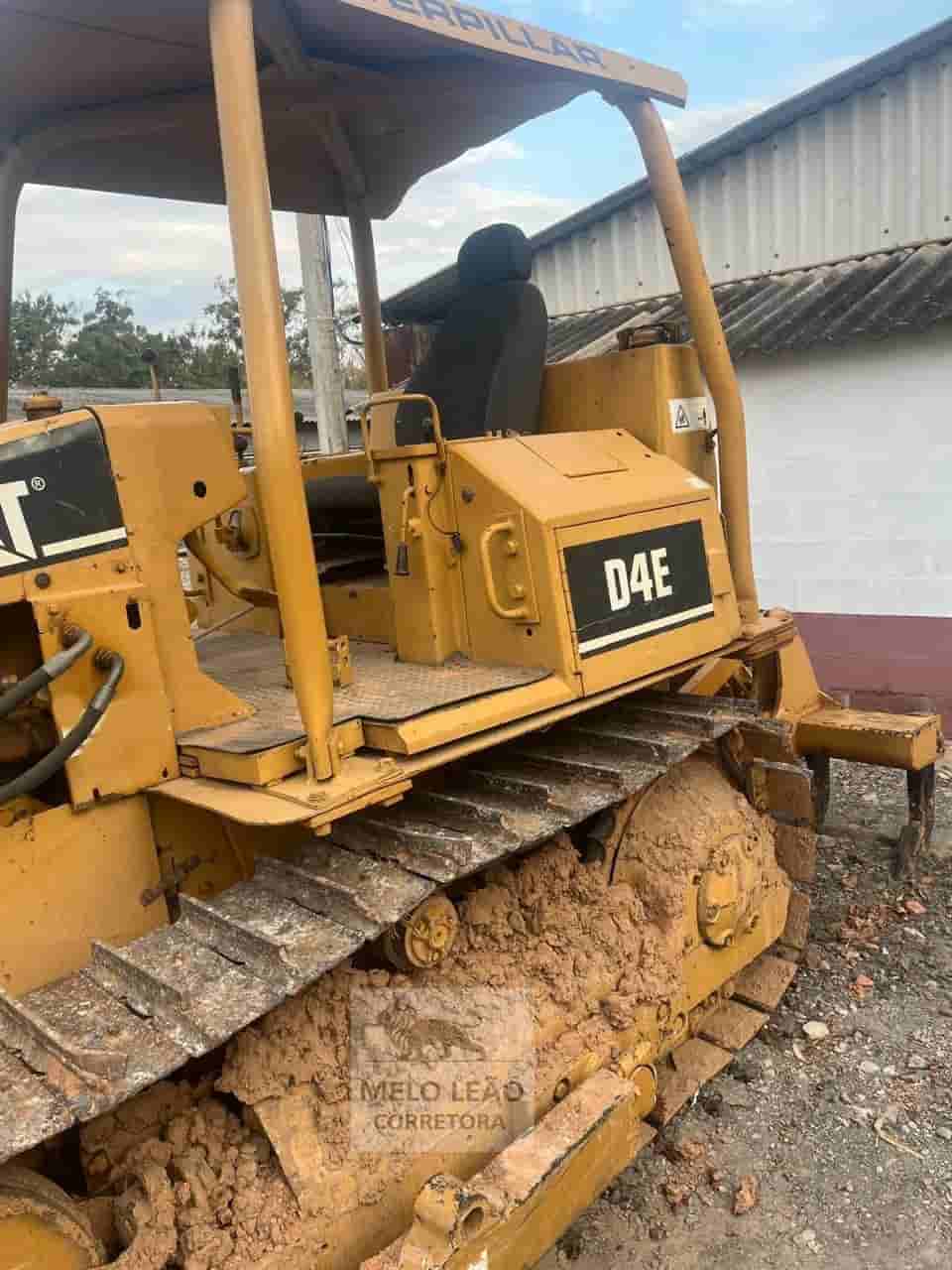 Trator de esteira Caterpillar D4E 1990 - imagem de fundo