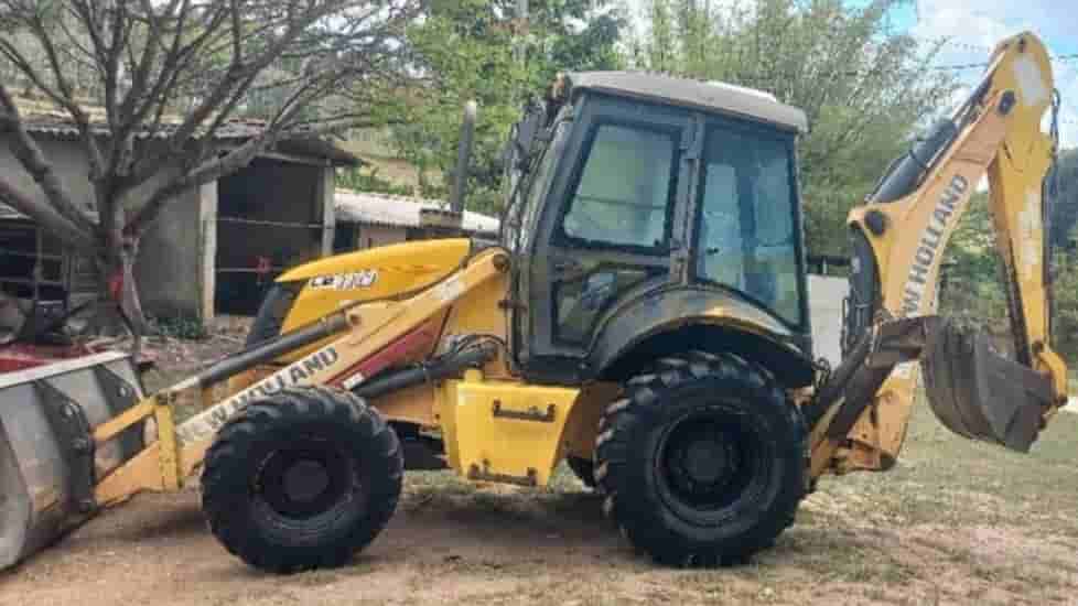 Retroescavadeira New Holland LB110 2012 - imagem de fundo