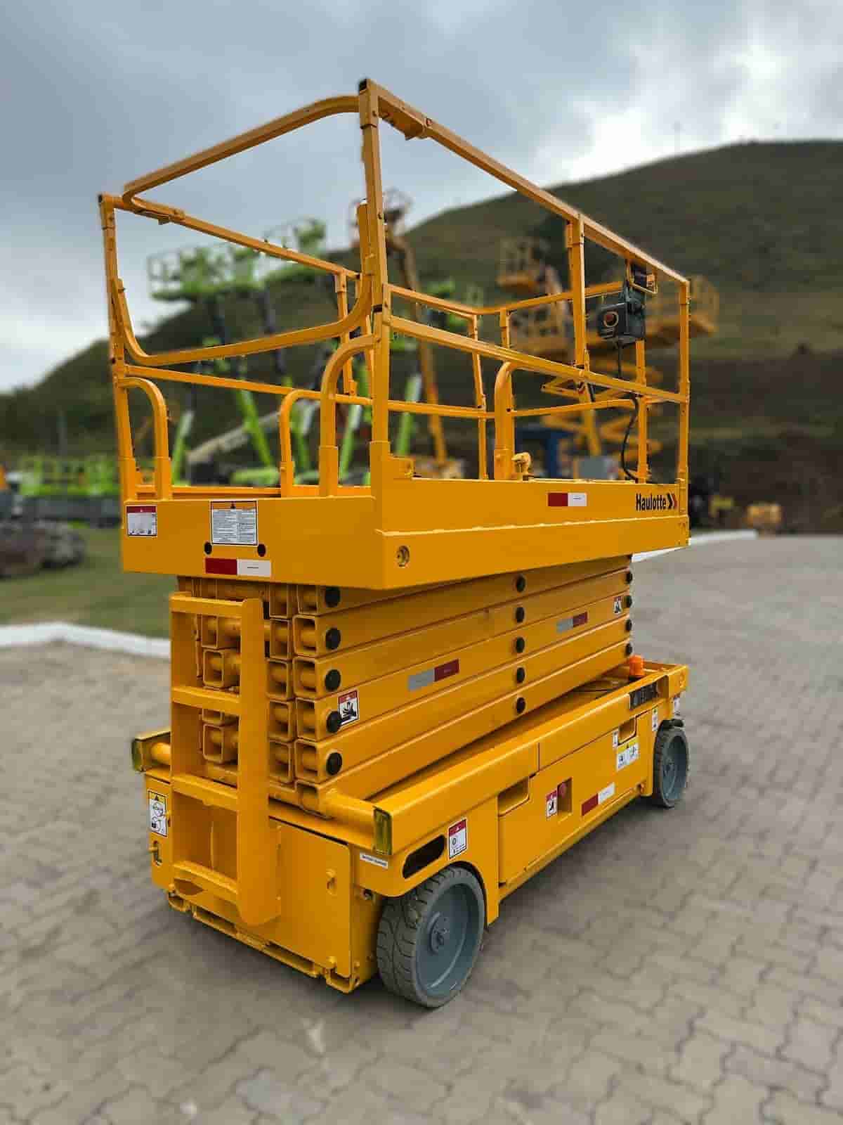 Plataforma Elevatória Tesoura Haulotte Compact 14 2010 - imagem de fundo