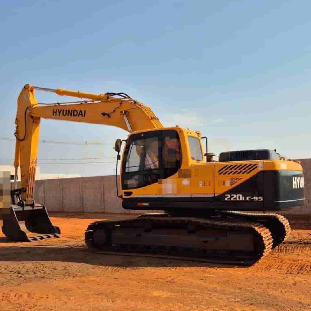 Escavadeira Hyundai R220LC-9S 2013 - imagem de fundo