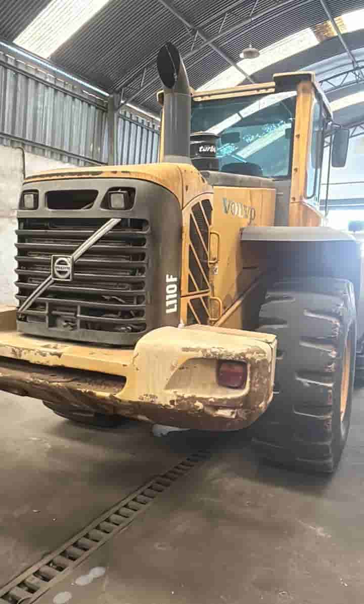 Pá Carregadeira Volvo L110F 2012 - imagem de fundo
