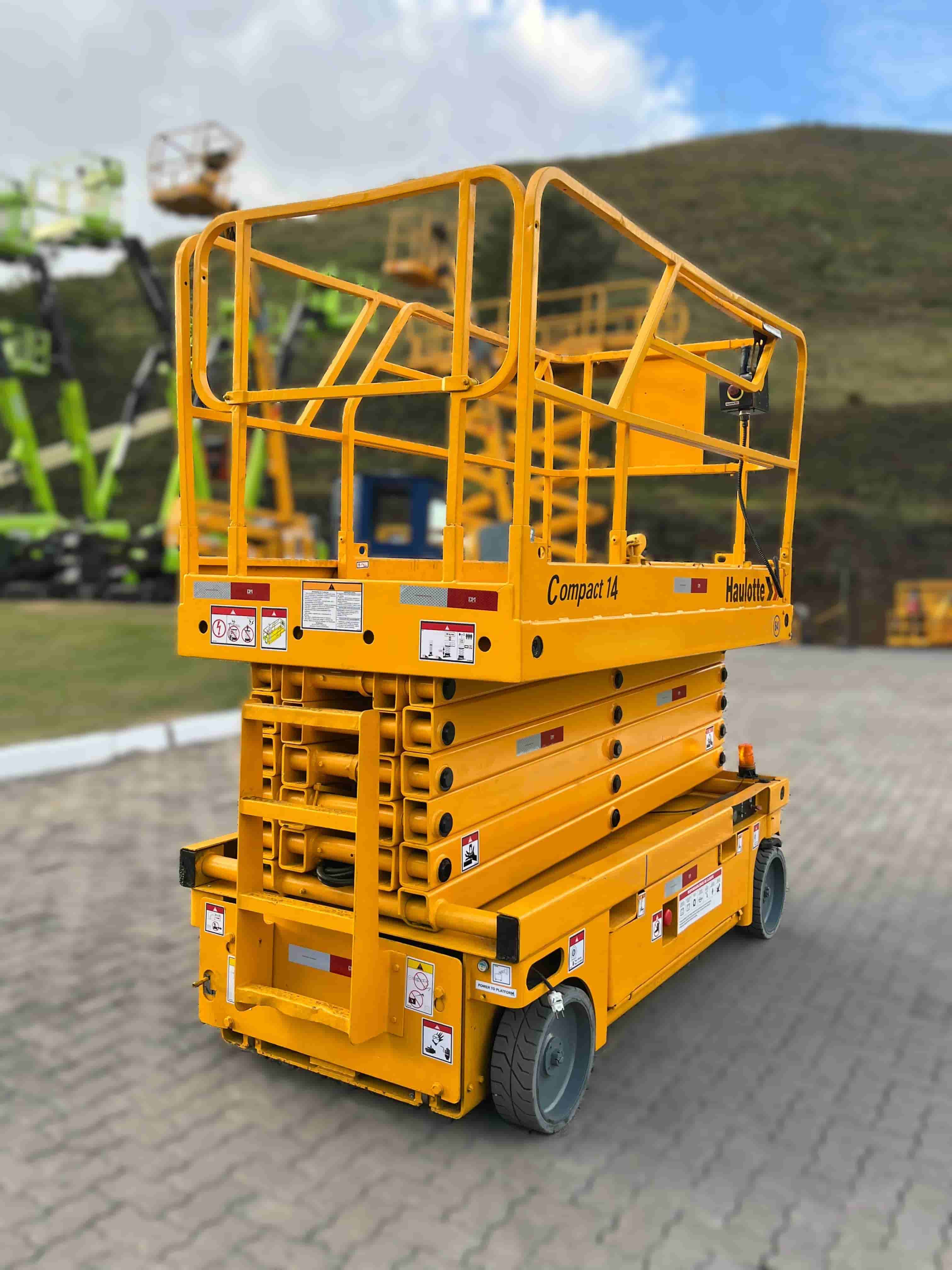 Plataforma Elevatória Tesoura Haulotte Compact 14 2013 - imagem de fundo