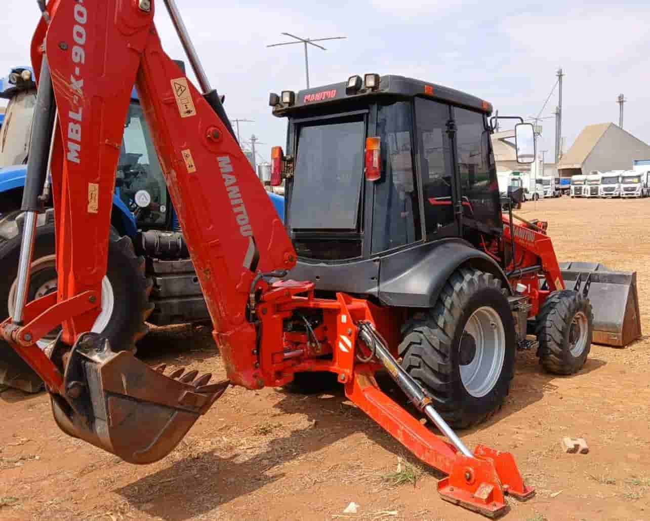 Retroescavadeira Manitou MBL-X-900 2022 - imagem de fundo