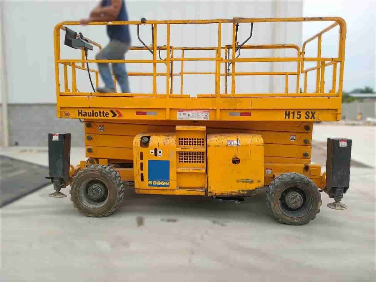 Plataforma Elevatória Tesoura Haulotte H 15 SX 2013 - imagem de fundo