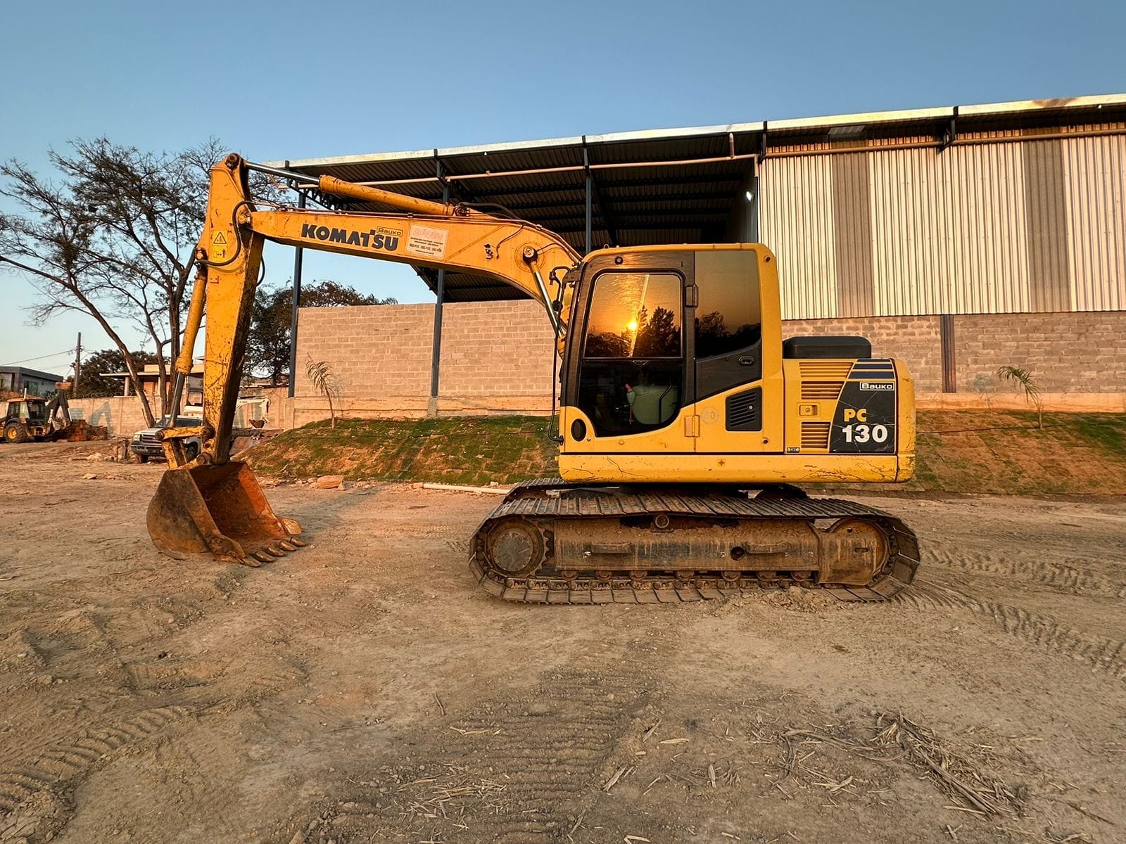 Escavadeira Komatsu PC130 - Imagem 1