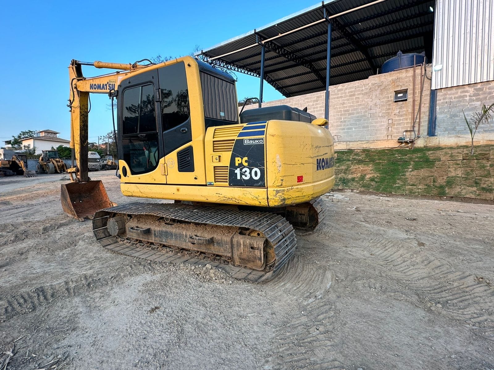 Escavadeira Komatsu PC130 - Imagem 3