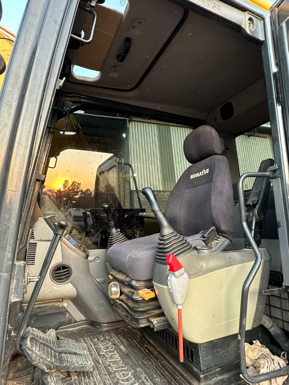 Escavadeira Komatsu PC130 - Imagem 5