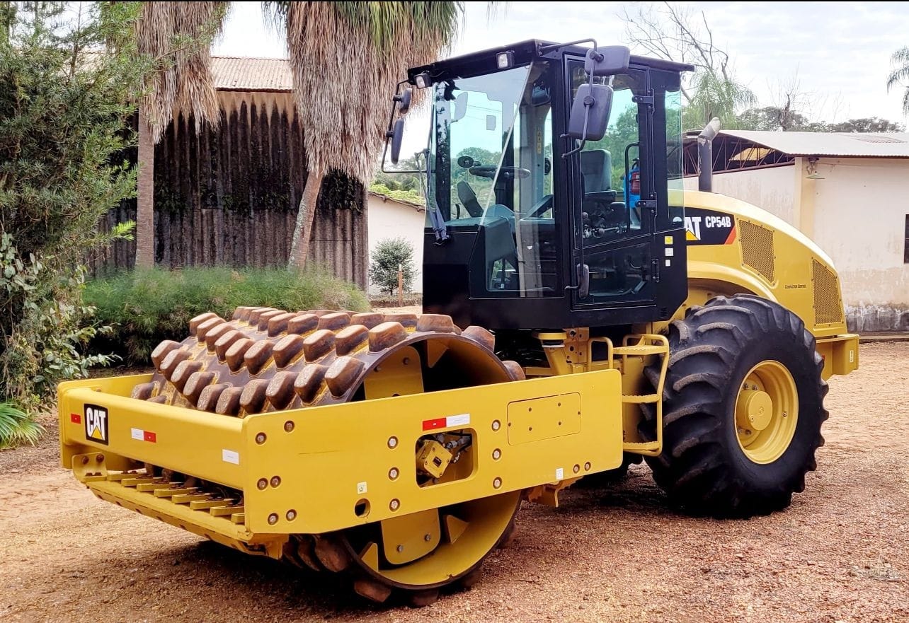 Rolo Compactador Caterpillar CP54B 2019 - Imagem 1