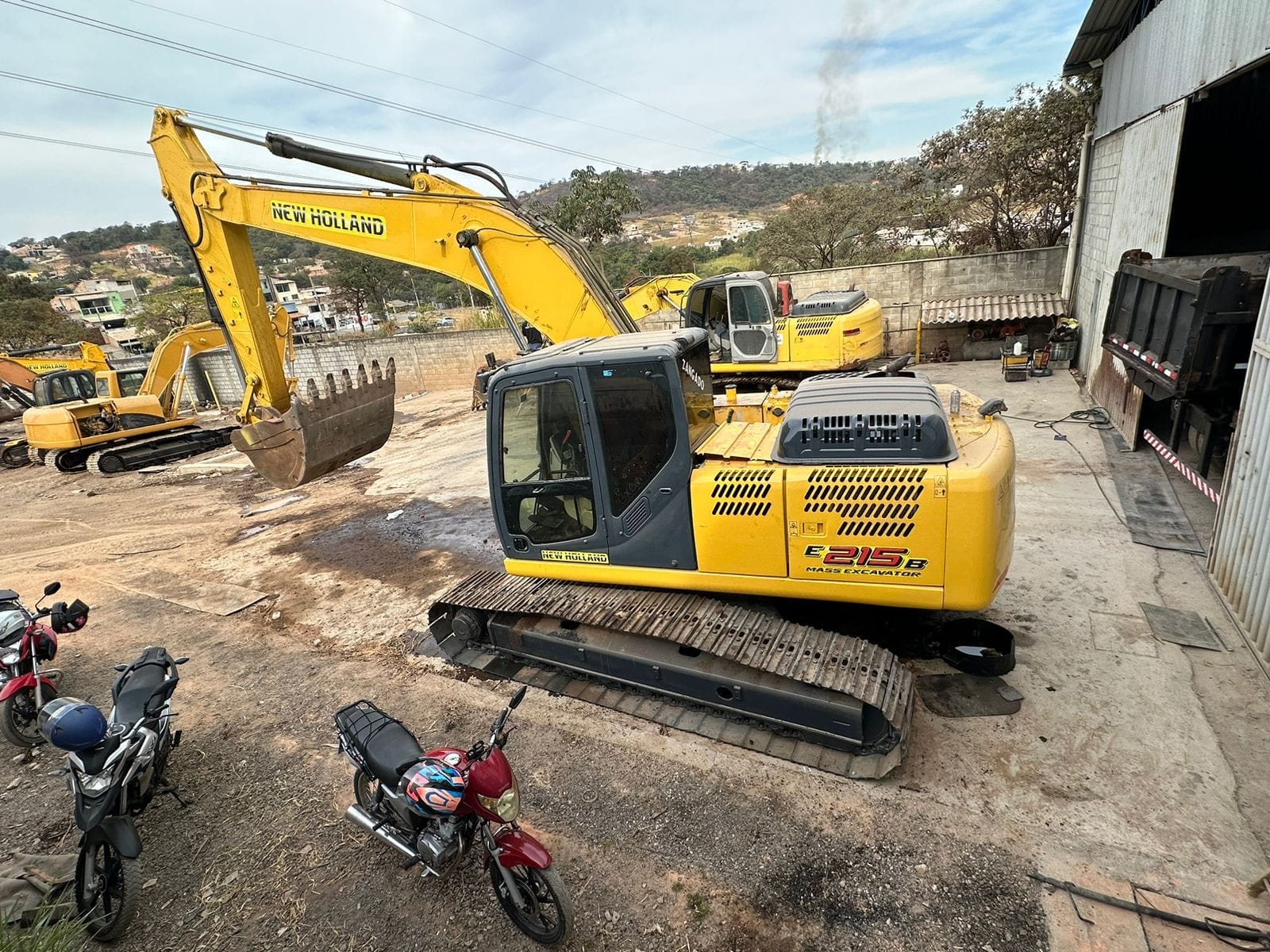 Escavadeira New Holland E215C 2015 - Imagem 1