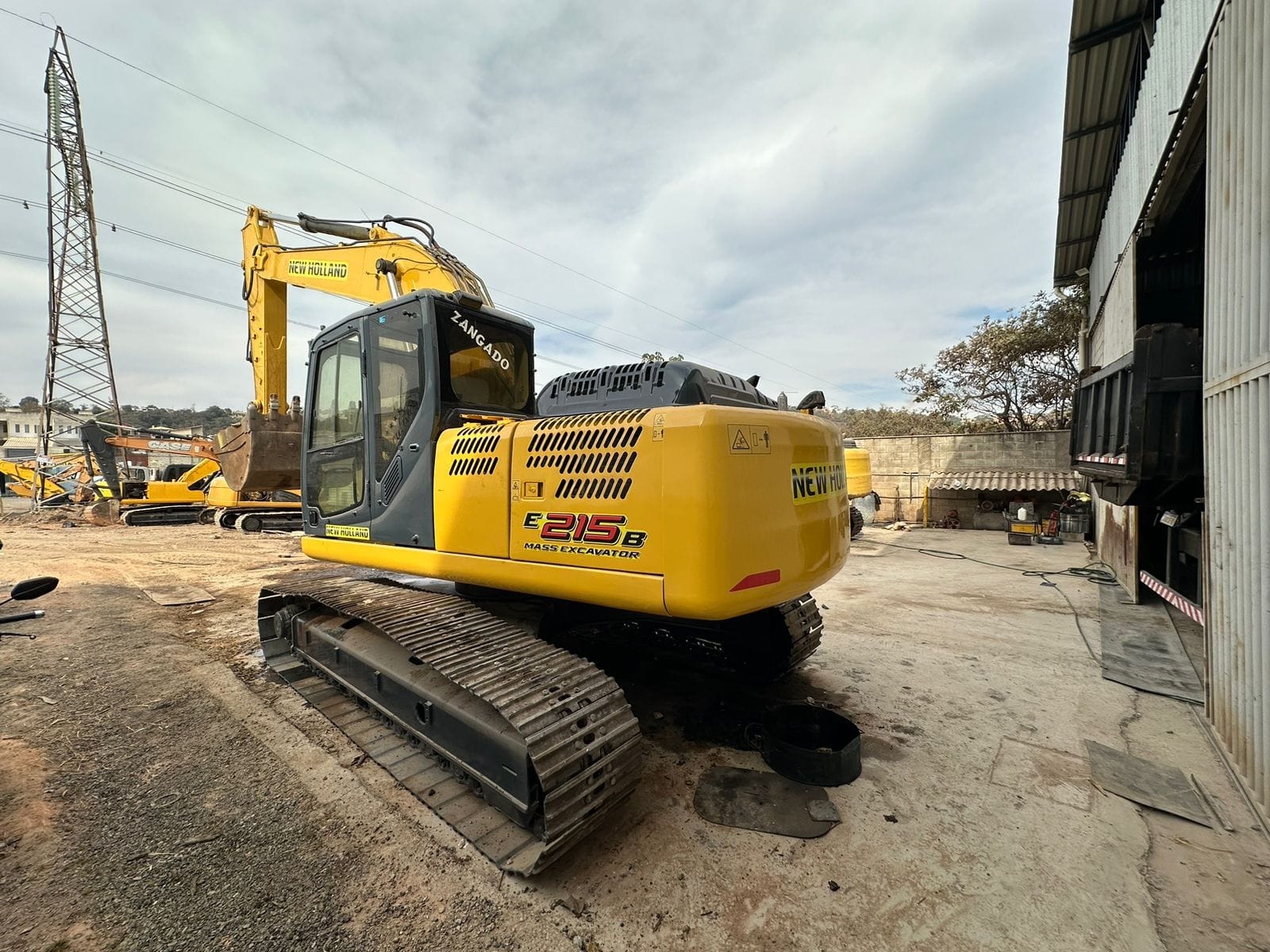 Escavadeira New Holland E215C 2015 - Imagem 2