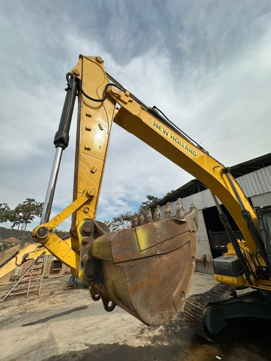 Escavadeira New Holland E215C 2015 - Imagem 5