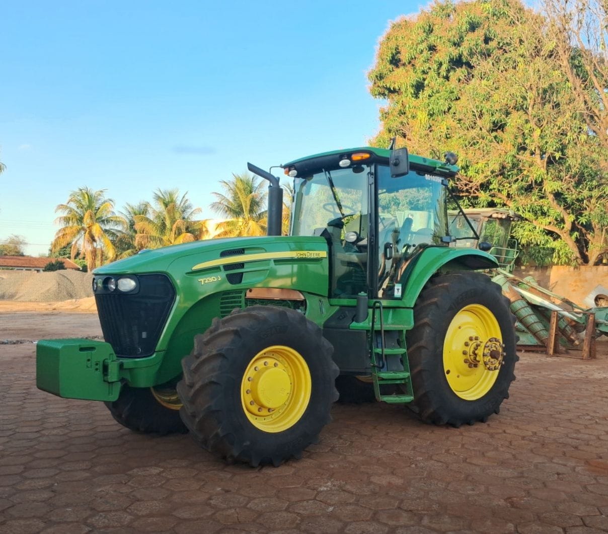 Trator John Deere 7230 J 2022 - Imagem 1