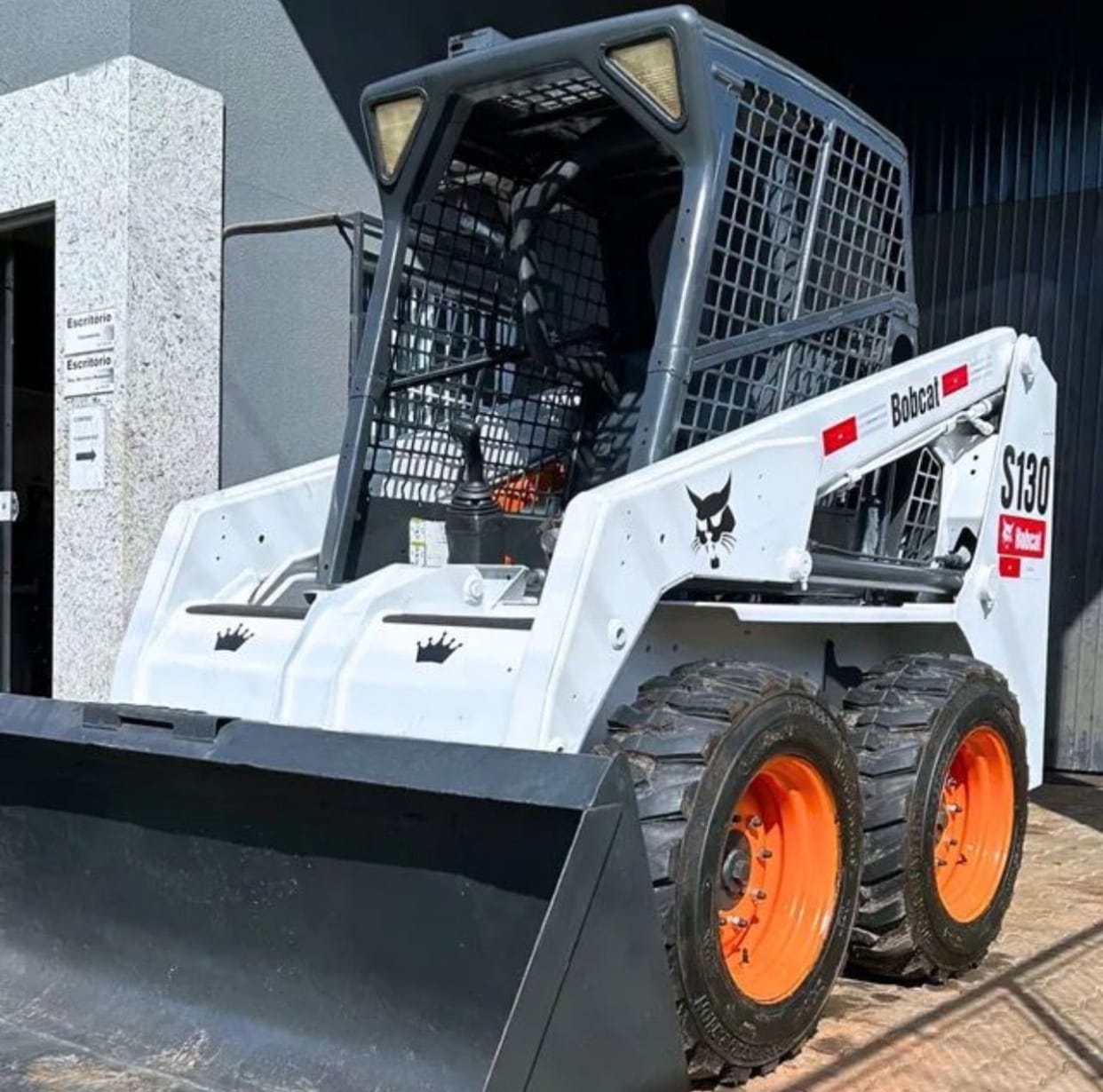 Mini Carregadeira Bobcat S130 2013 - Imagem 1