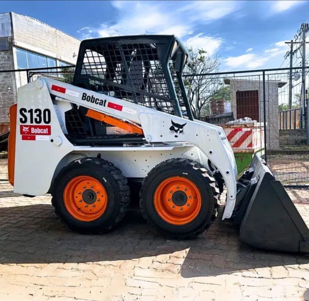 Mini Carregadeira Bobcat S130 2013 - Imagem 2