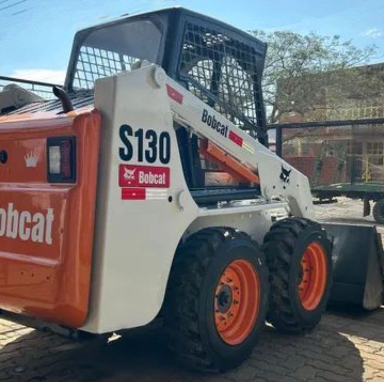 Mini Carregadeira Bobcat S130 2013 - Imagem 3